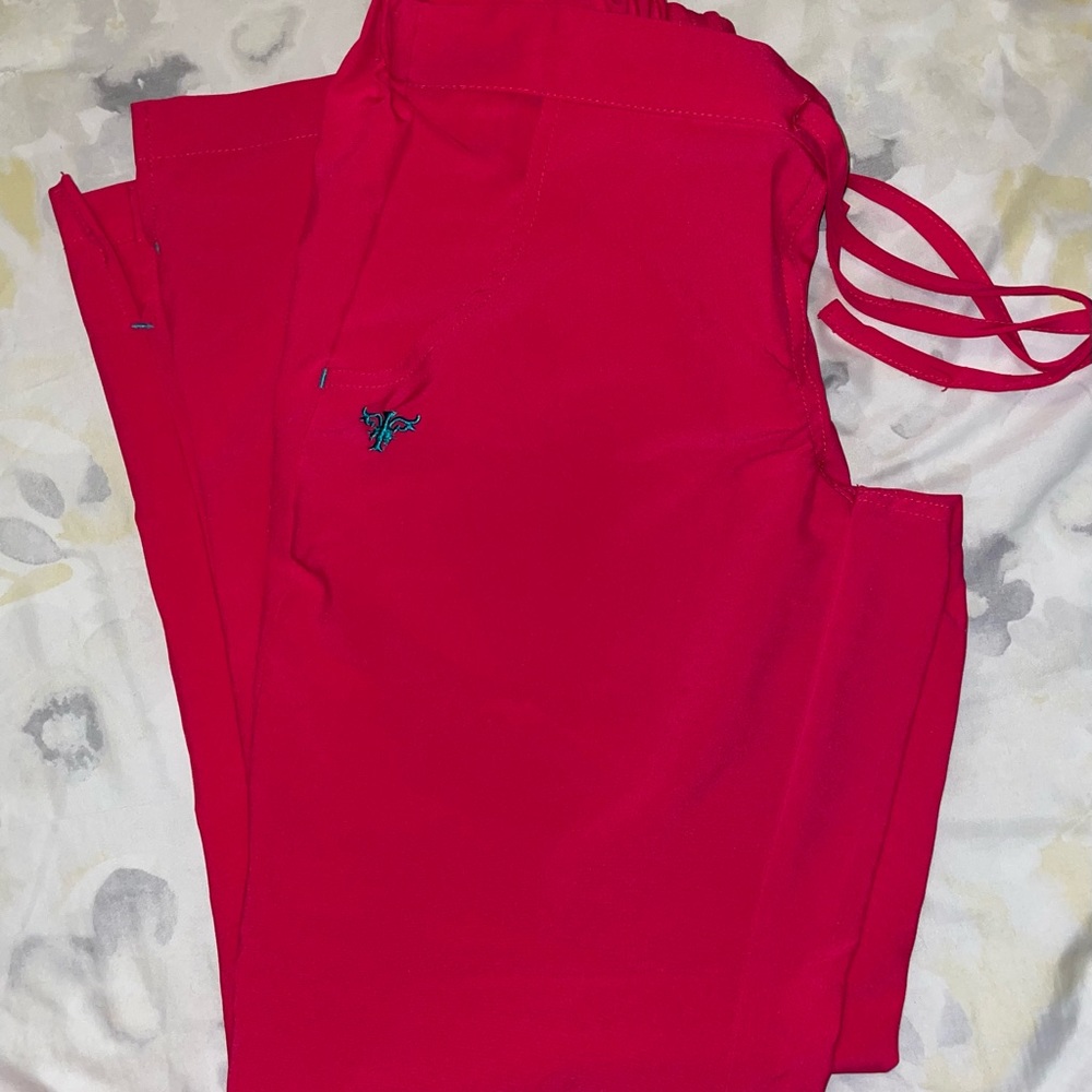 COPY - MED COUTURE GOLD SCRUBS
PETITE XS
95% POLYESTER 
5% SPANDEX